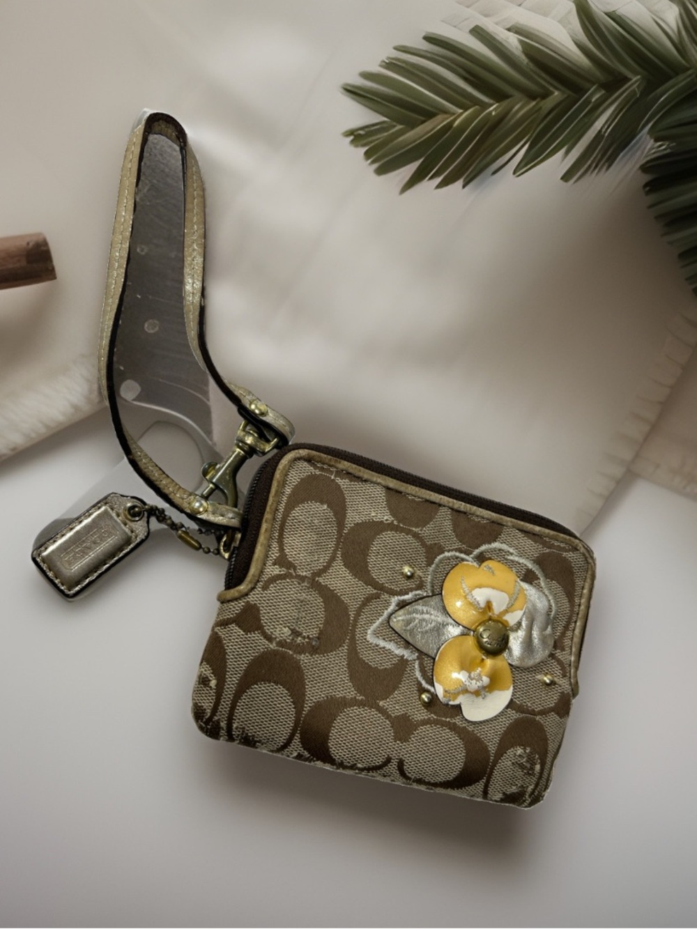 🌺 COACH BROWN SIGNATURE CANVAS WRISTLET WITH YELLOW FLORAL APPLIQUE